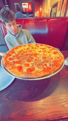 We got a large pizza with banana peppers, pepperoni, and sausage. It was absolutely pressure! Definitely bring your fam here!!!