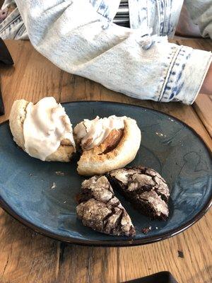 cinnamon roll chocolate crackle cookie