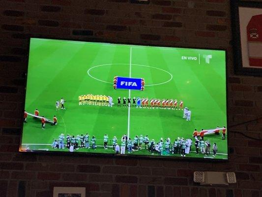 Watching Peru-Australia for the World Cup