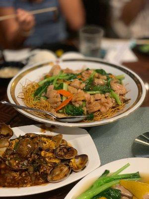 Crispy noodles with chicken & bean sprouts