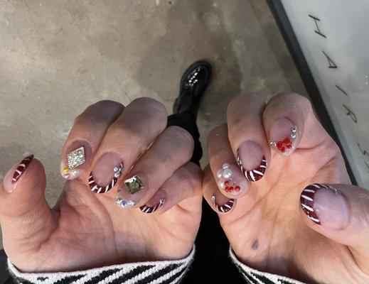 Tis the season to be getting a Christmas design on your nails! By julie