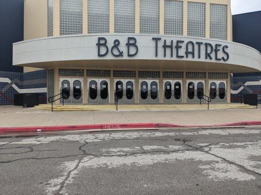 Front of B&B Theatres Tulsa Starworld 20