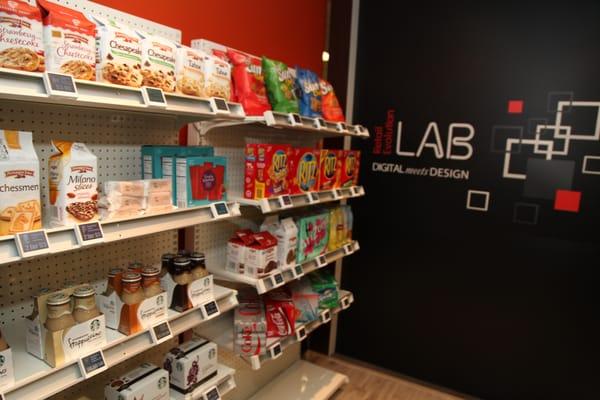 Convenience store setting in the Retail Evolution Lab with eSHELF, the digital price tag.