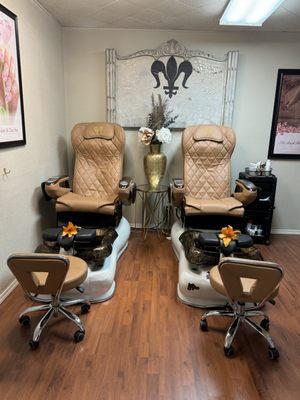 Side by side pedicures with spa tub and chair massage