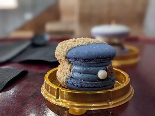 Ube macaron