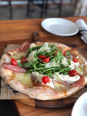 Burrata e prosciutto pizza