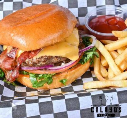 Prueba nuestra burger clasica hecha en casa con carne angus, queso, bacon, lechuga, tomate, cebolla viene con sides de papas fritas