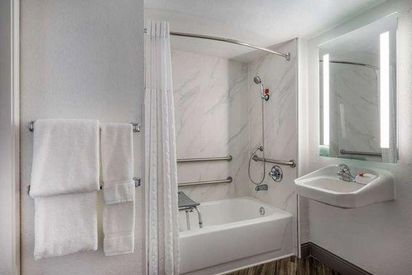 Guest room bath (accessible)