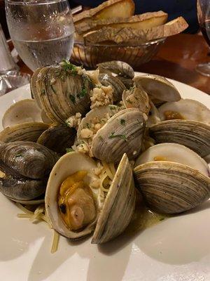 Linguine with white clam sauce