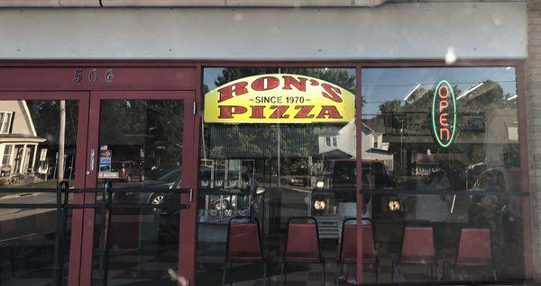 Ron's Pizza Front