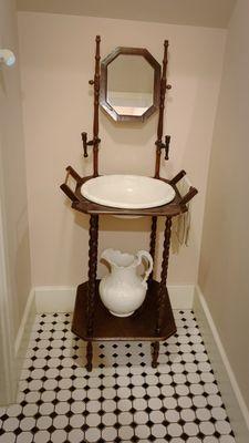 Decorative bathroom wash basin