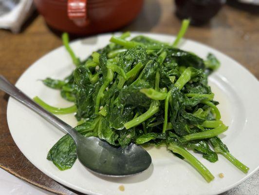 Snow pea leaves with garlic