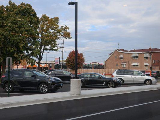 Big new parking lot, and the handy Greenwood Ave. entrance in background.