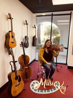 Sign up for our Private Professional Piano, Guitar, Singing, Violin, Cello, and Bass lessons with summer and winter recitals!