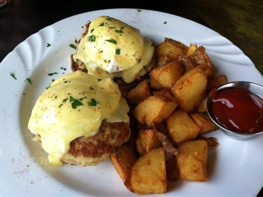 Crab cakes Benedict