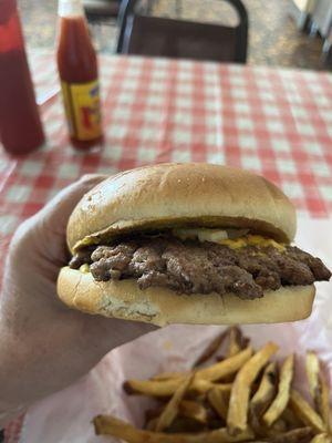 Cheeseburger with mustard, onions, and pickles .. What's missing ??? Oh, the cheese !!!