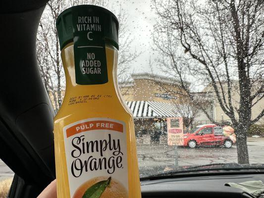 They have good orange juice at this corner bakery