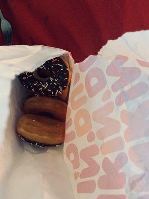 Assorted 6 Donutsi didn't ask for this Chocolate Croissant I didn't order donuts I order 4 chocolate croissant and a12 Mixed small mini