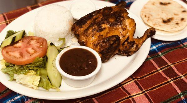 Codorniz asada,arroz,frijoles,tortillay ensalada.Grilled Quail,rice,beans salad and tortillas.