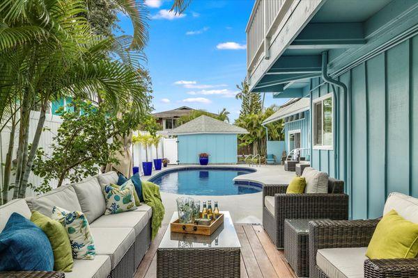 The Conversation 7 Piece and Side Table in our Brown wicker and Light gray cushions in Kailua, HI.