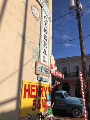 12/5/20. Saturday afternoon. Kickin' it in East Texas, doing some Xmas shopping. Looking around. Store side exterior.