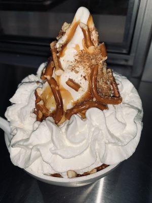 Seaside sundae (vanilla ice cream, caramel, pretzels, whipped cream)