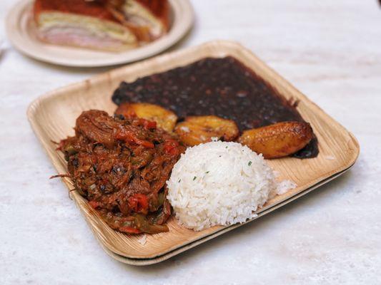 Plato De Ropa Vieja/cuban-style Stewed Beef