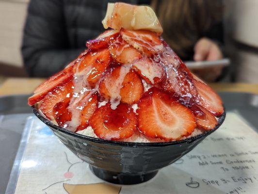 Strawberry bingsoo (regular size)