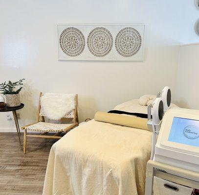 Spacious treatment room