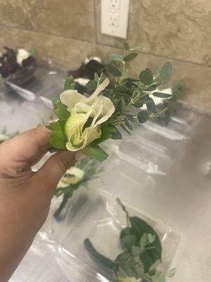 It's suppose to be a anemone boutonnière but it's unusable