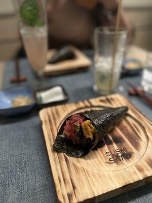 Uni toro caviar handroll