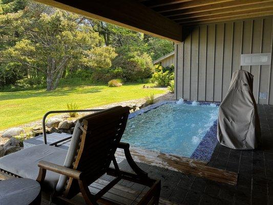 Outdoor infinity jacuzzi