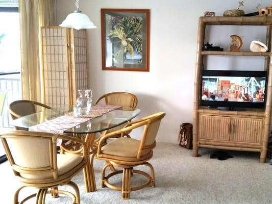 Indoor dining, lanai dining table and seating, free Netflix, free WI-FI.