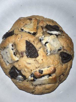 Cookies and cream cookie