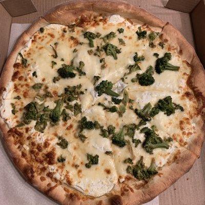 White pizza with broccoli