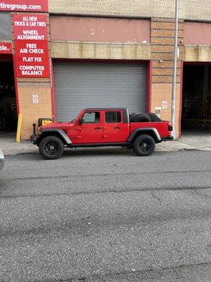 Jeep Rubicon Gladiator with 35 in tires.