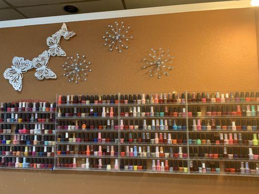 Lots of choices for nail color. The decor is tasteful. The hangings in the right resemble my Christmas tree topper!