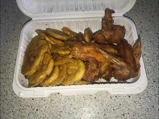 Chicken wings with tostones