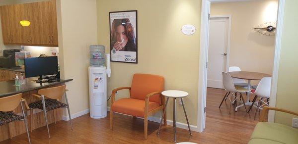 To accommodate increasing patients, we added the second waiting room, which also can be used as a meeting room.