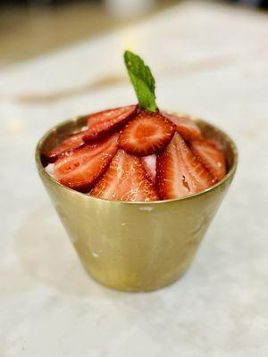 Strawberry bingsu