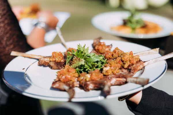 Appetizer: rosemary cocktail lamb chops. Photo by: Trevor & Elisebeth (@trevorandelisebeth)