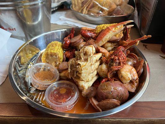 Seafood boil, this is good. The sausage is very tasty.