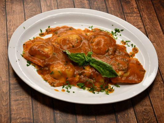 RAVIOLI VEAL OSSOBUCO
Ravioli stuffed with veal ossobuco served with beef demiglace, butter, and tomato sauce