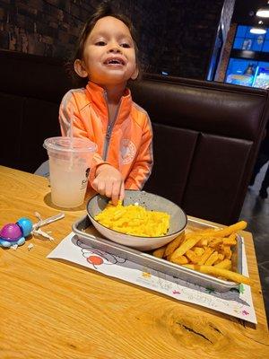 Kids mac n cheese w fries