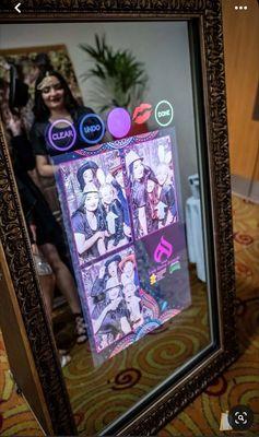 Universal S Photo Booth - Photo booth rentals