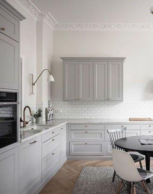 A touch of gray for the perfect kitchen. Explore our stylish cabinets today.