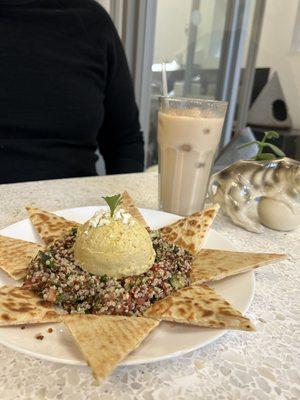 Hummus plate with quinoa salad (similar in taste to tabbouleh) and an iced chai latte with milk. They offer oat milk.