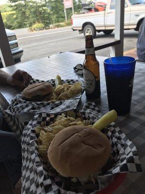 Cold beer + hot burger = a very good afternoon