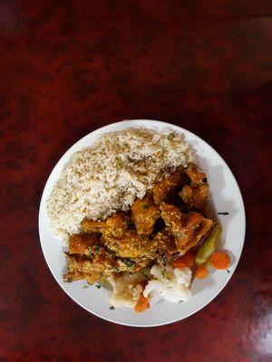 chicken in garlic sauce with rice and vegetables/ pollo ala jillo con arroz y vegetales