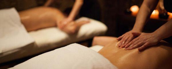 Experience a relaxing couples massage at Vilo!